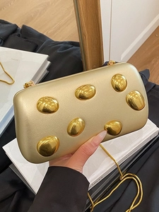 Pochette da sera in metallo dorato con design testurizzato e catena elegante