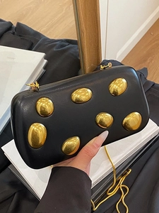 Elegante pochette da sera nera con accenti dorati e sottile tracolla a catena