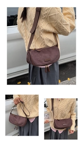 Piccola borsa a mezzaluna in camoscio marrone con tracolla in pelle in stile vintage