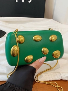 Elegante pochette verde smeraldo con accenti dorati a ciottolo e catena a serpente