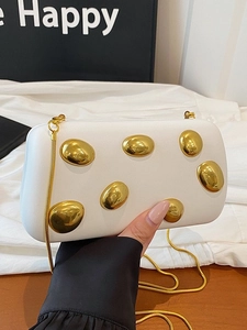 Pochette da sera bianca con decorazioni dorate e tracolla a catena a serpente