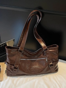 Classic dark brown vintage tote bag in high-shine faux leather for stylish commuting