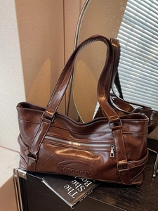 Retro dark brown high-capacity shoulder tote bag in glossy faux leather with metal zipper