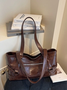 Retro dark brown large tote bag in vintage faux leather with zipper detail for women