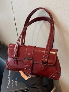 Sac sous le bras en cuir verni bordeaux chic avec boucle en métal et rivets