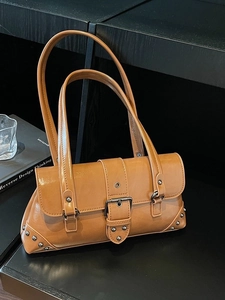 Sac sous le bras rétro en similicuir marron avec boucle en métal et rivets tendance