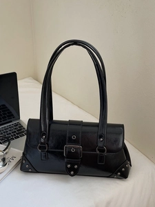 Sac à bandoulière chic en cuir verni noir style Y2K avec boucles et rivets