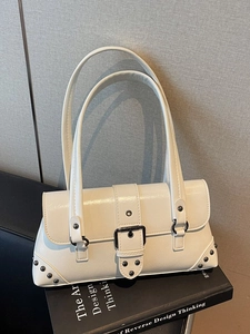 Sac à bandoulière blanc crème style motard avec rivets et doubles anses longues