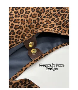 Detail der Leopard-Tragetasche mit Magnetverschluss und Besatz aus Leder