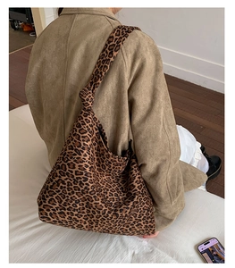 Dettaglio della borsa tote leopardata con elegante tracolla annodata per un look chic