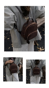 Detailansicht Mini-Leoparden-Rucksack aus Canvas mit goldenen Zippern und Herbstlaub