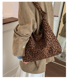 Dettaglio della borsa hobo con stampa leopardata e design del cinturino a nodo in tela