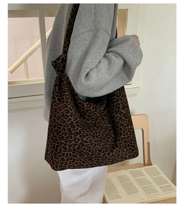 Dettaglio borsa shopper leopardata con tessuto morbido e design interno capiente