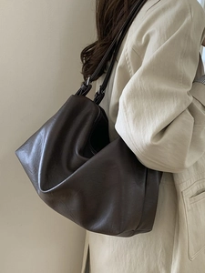 Retro large capacity dark brown tote bag in minimalist style worn by a model