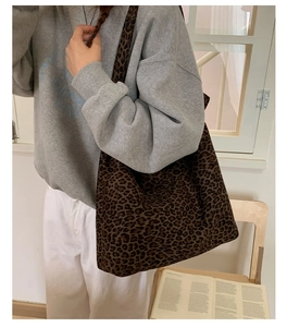 Detaillierte Textur der Leopard-Tragetasche mit weicher Wildleder-Oberfläche und Trageriemen