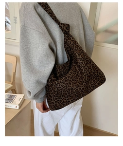 Dettaglio della tracolla a nodo sulla grande borsa tote leopardata da ufficio