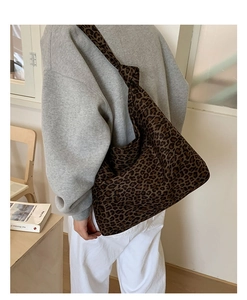 Vista posteriore di una grande borsa leopardata con dettaglio della tracolla annodata