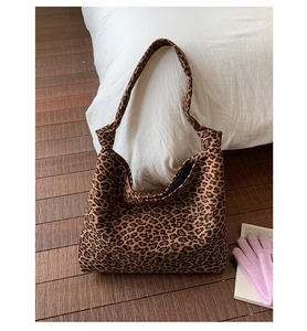 Detail der Hobo-Schultertasche mit Leopardenmuster und dekorativem geknotetem Riemen