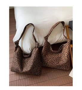Detail der Hobo-Tasche mit Leopardenmuster und modischem Knotendetail am Schultergurt
