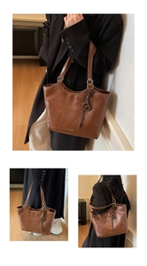 Μεγάλη vintage καφέ δερμάτινη τσάντα tote με πλεκτή γοητεία και μεταλλικό δαχτυλίδι λεπτομέρεια