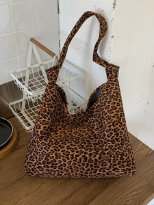 Grande borsa tote leopardata da donna in tela con tracolla dallo stile retrò chic