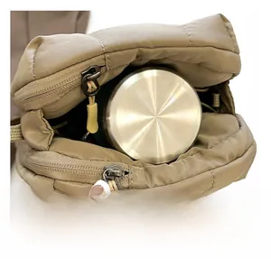 Gros plan du sac gourde matelassé kaki avec double fermeture éclair métallique durable