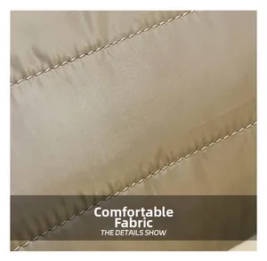 Vue détaillée du tissu matelassé kaki avec de doubles surpiqûres blanches de qualité