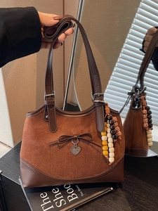 Brown leopard-style shoulder bag with a bow and colorful bead charm in mirror setting