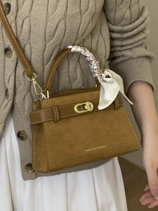 Bolso bandolera retro de gamuza camello con cierre dorado y asa decorada con pañuelo