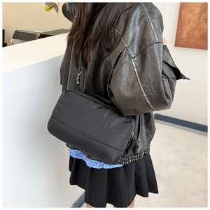 Vue détaillée du sac cabas matelassé noir avec texture rembourrée horizontale
