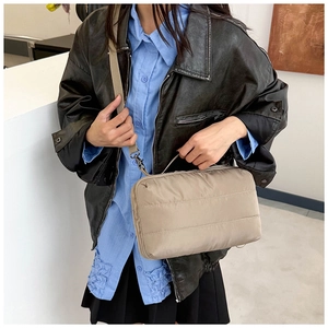 Vue détaillée du sac cabas matelassé beige en nylon avec sangle et poignée métallique