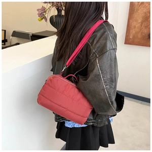 Détail du sac fourre-tout matelassé rouge pastèque avec rembourrage et bandoulière