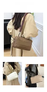Sac bandoulière matelassé en nylon avec sangle réglable et fermeture éclair métallique