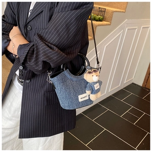 Sac seau chic en denim bleu avec blazer à rayures et charmant pendentif d'ours
