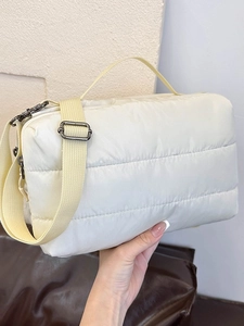 Sac fourre-tout matelassé crème avec bandoulière réglable et texture nylon rembourrée
