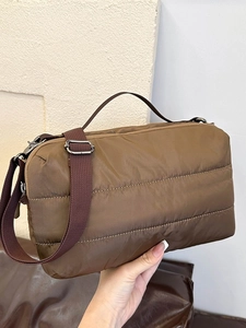 Sac cabas vertical en nylon matelassé marron café avec large bandoulière réglable