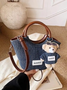Sac Seau en Denim Vintage pour Femmes Sac à Épaule en Cuir Patchwork Avec Pendentif Ours Mignon Bandoulière Réglable Décontracté