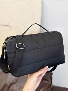 Sac fourre-tout noir matelassé avec poignée et bandoulière réglable pour l'hiver