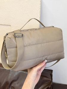 Sac fourre-tout matelassé beige en nylon léger avec bandoulière réglable élégante