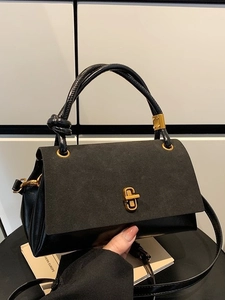 Elegante borsa a mano in pelle nera con patta in pelle scamosciata e chiusura a girello oro