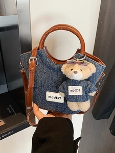 Sac seau rétro en denim bleu foncé avec poignées en cuir marron et breloque ourson
