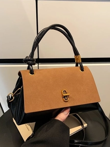Elegante borsa in pelle nera con patta in camoscio marrone e chiusura a girello dorata