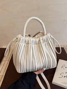 Borsa a secchiello beige arricciata con manico cilindrico e tracolla regolabile