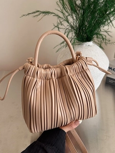 Secchiello plissettato minimalista beige con manico elegante e dettagli con coulisse