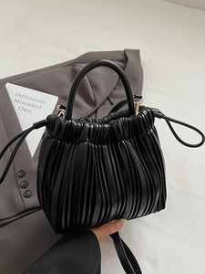 Elegante borsa a secchiello in pelle nera a pieghe con manico e dettagli dorati