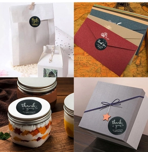 Detail von runden schwarzen Dankeschön-Aufklebern mit Goldfolie auf Geschenkverpackungen