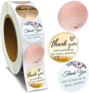 Détail d'autocollants Thank You ronds dorés et floraux pour emballage de petite entreprise