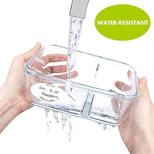Waterbestendige stickers voor voedselcontainers onder stromend water in de keuken