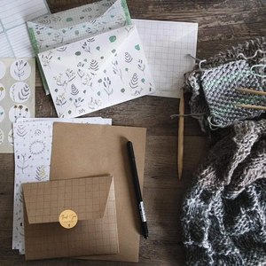 Briefpapier-Set mit Blumenmuster, Kraftpapier-Umschlägen und Thank You-Aufklebern