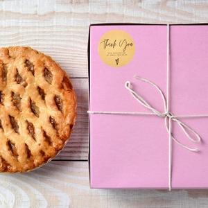 Kraftpapier-Dankeschön-Aufkleber auf rosa Geschenkbox für Backverpackungen